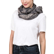 Load image into Gallery viewer, Women Gray Paisley Print Scarf with Fringes
