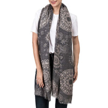 Load image into Gallery viewer, Women Gray Paisley Print Scarf with Fringes
